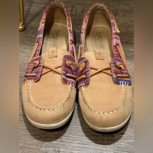 Sperry Topsider in tan with multicolor detail